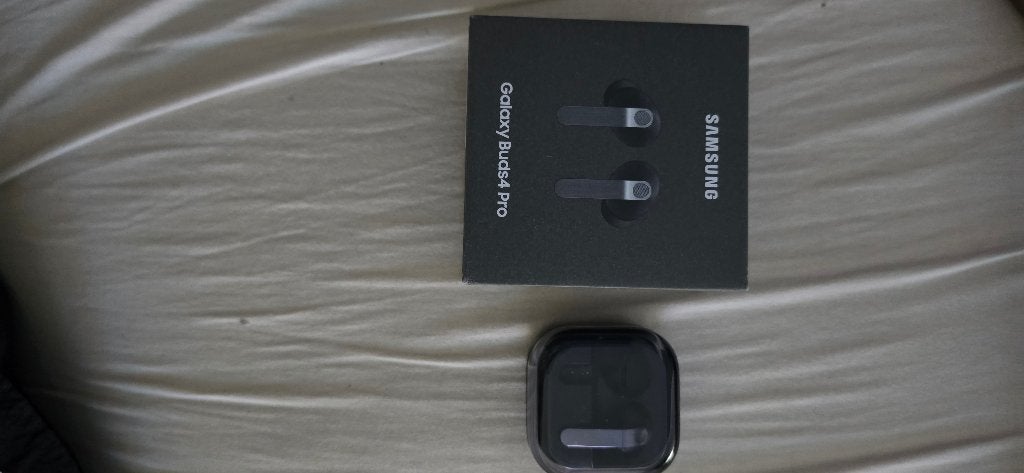 Samsung Buds4 Pro rechteroortje met case, Ophalen of Verzenden, Zo goed als nieuw