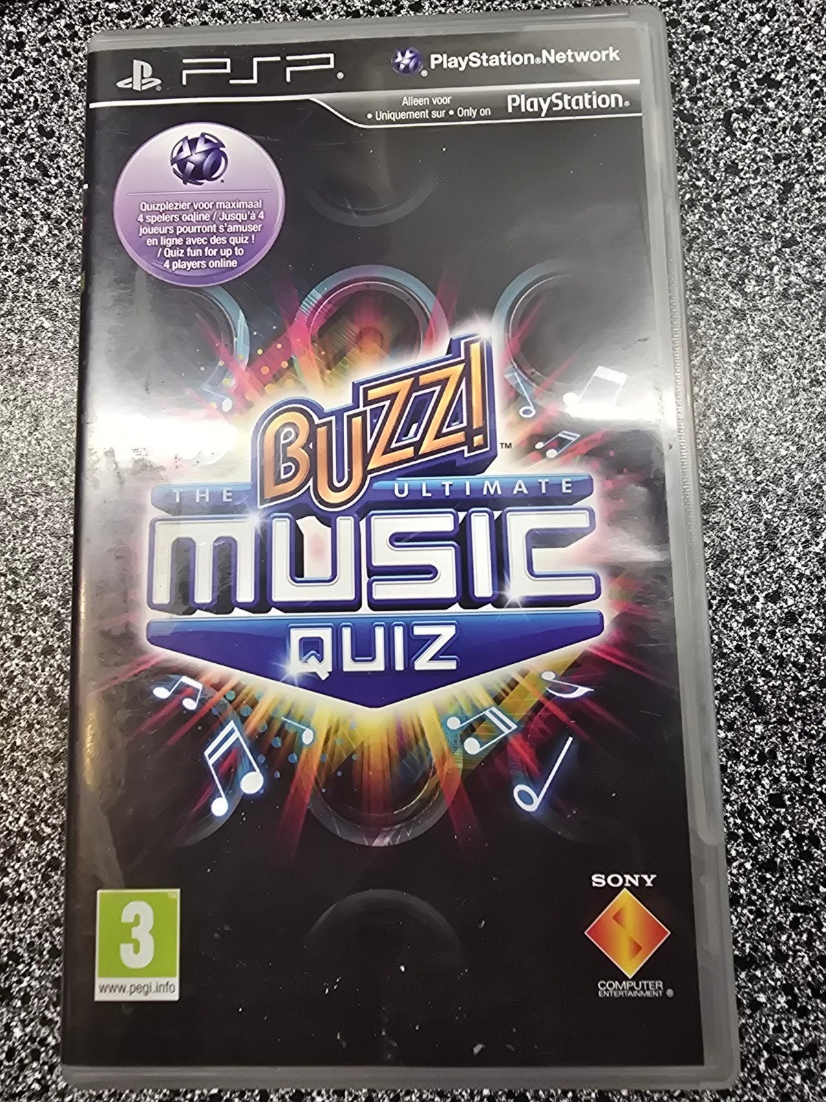 Buzz! The Ultimate Music Quiz PSP - Zo goed als nieuw, Spelcomputers en Games, Spelcomputers | Sony PSP, Met games, Overige kleuren