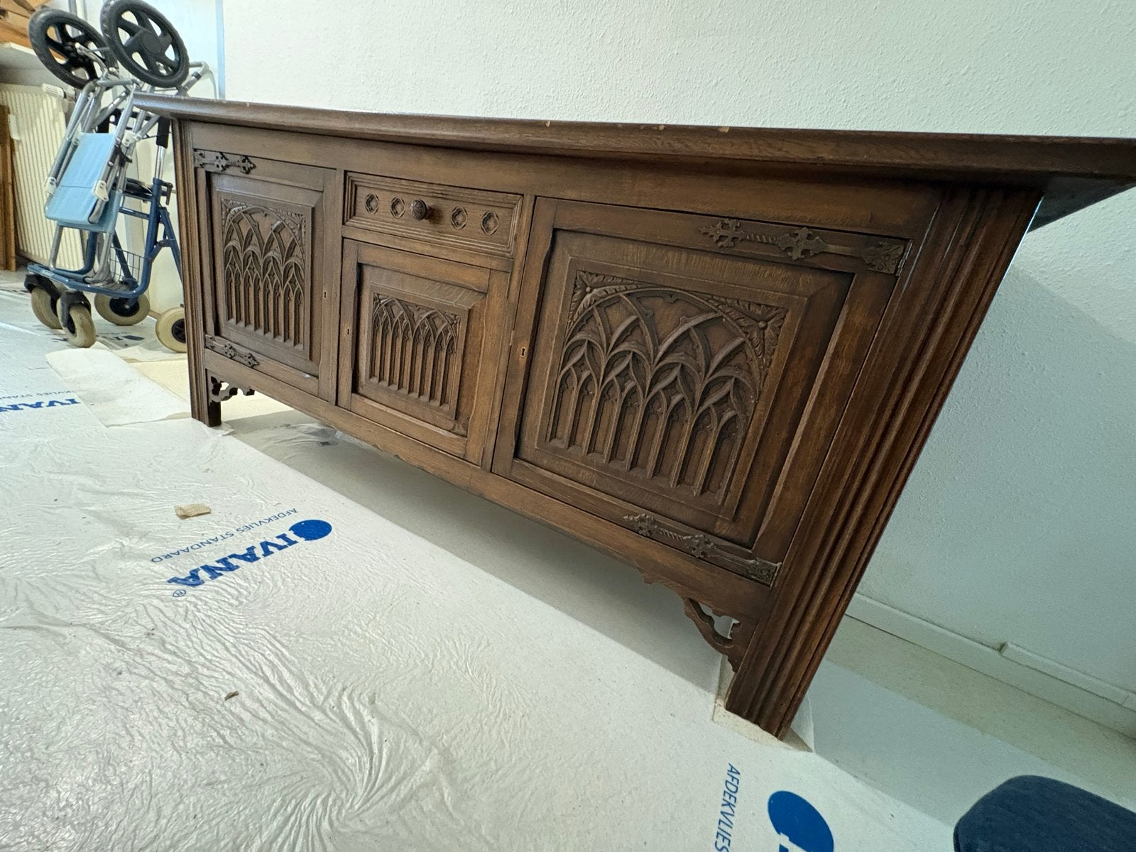 Antiek dressoir met gotisch houtsnijwerk, Ophalen