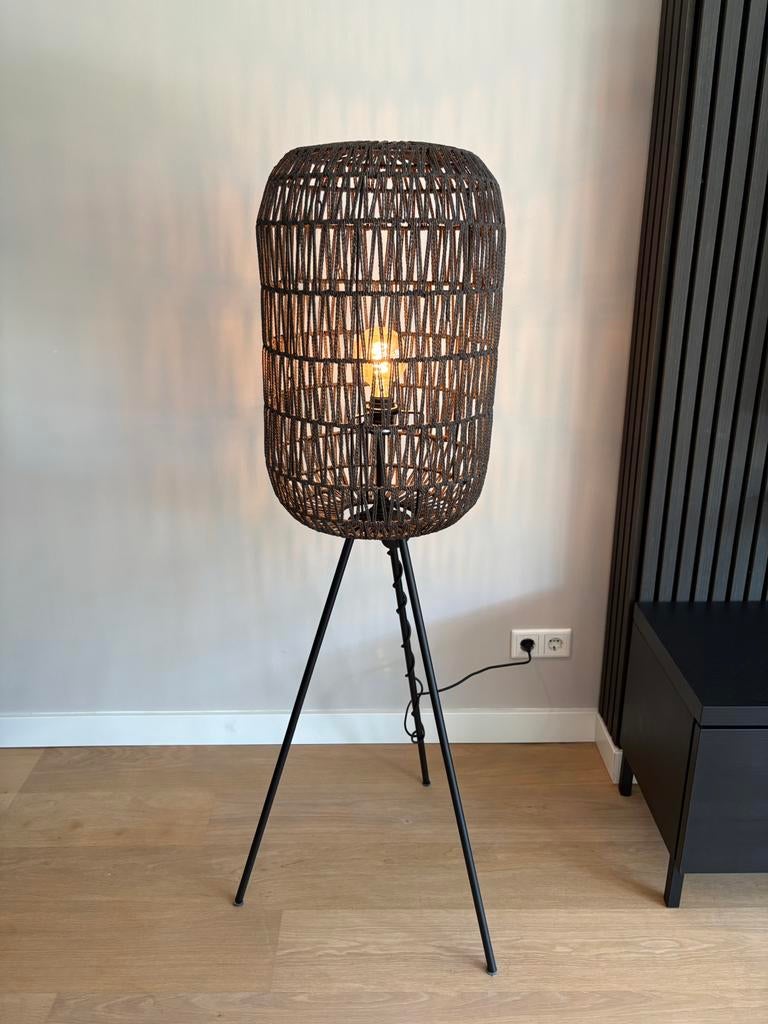 Staande zwarte touwlamp. 1,42m hoog, Ophalen, Zo goed als nieuw
