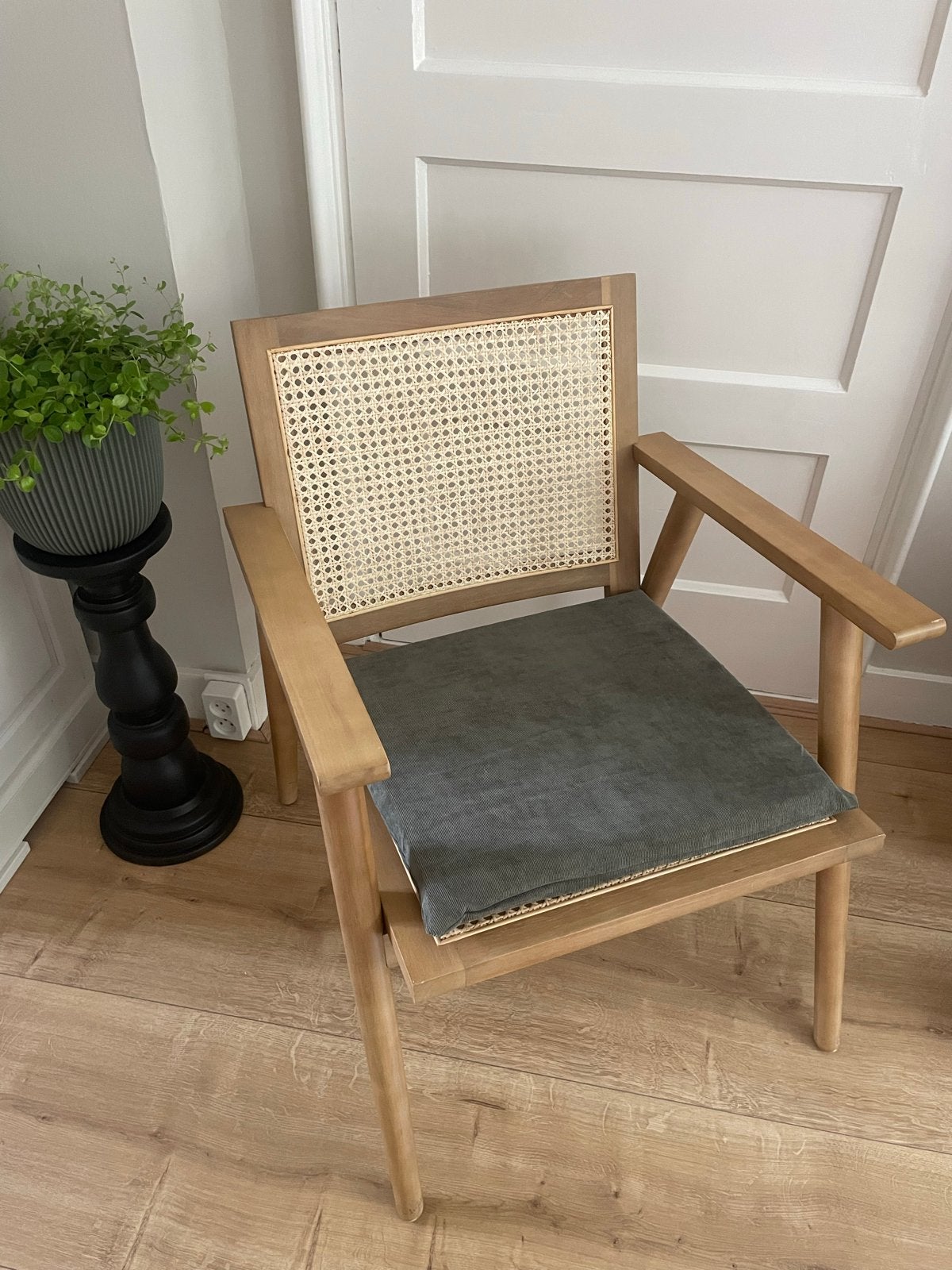 Rotan stoel met gerepareerd zitvlak, Huis en Inrichting, Stoelen, Ophalen, Gebruikt, Overige kleuren, Eén