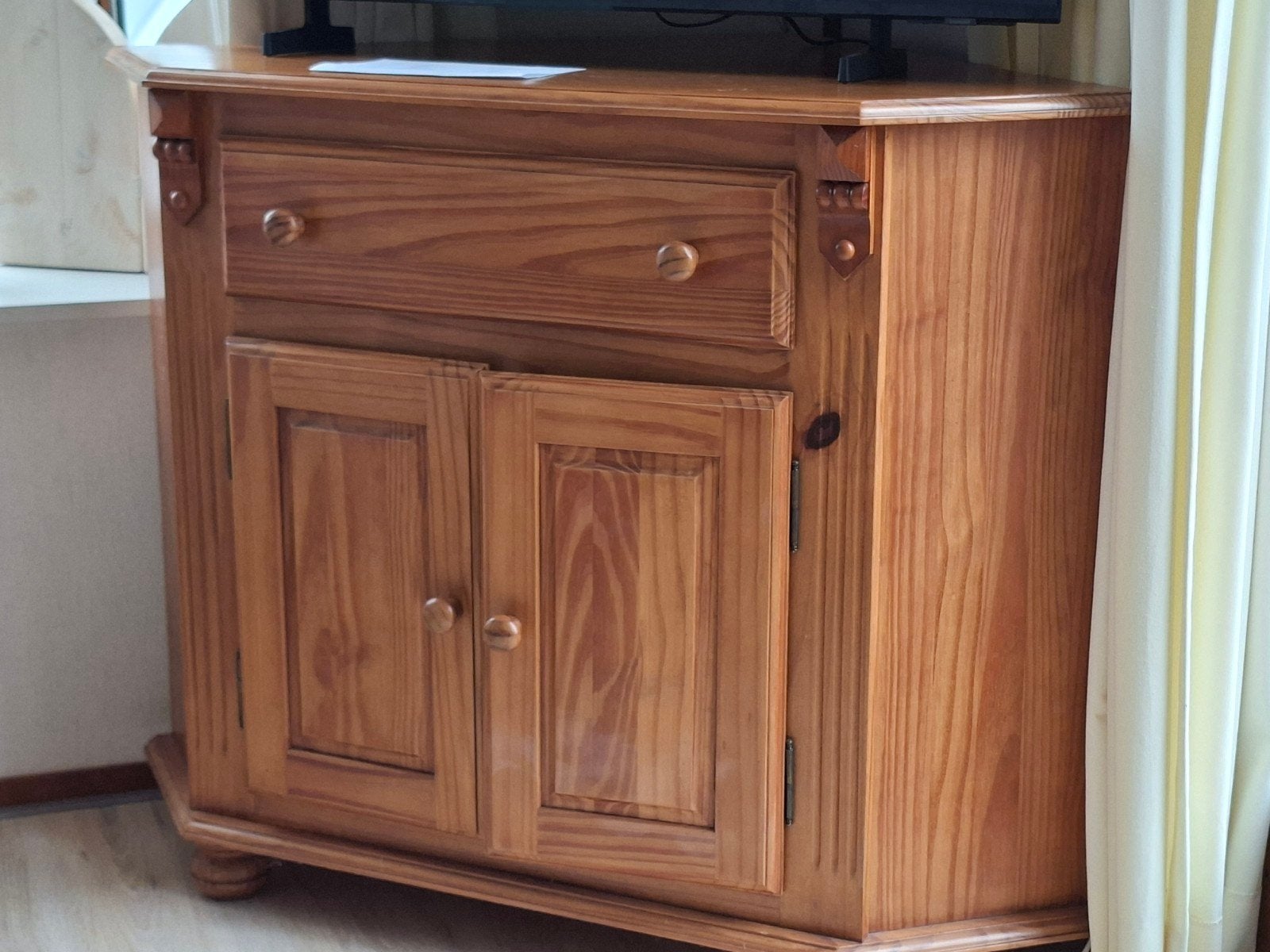 Houten TV hoekkast met 2 deurtjes en klep, Ophalen