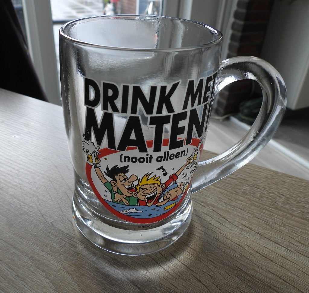 Glazen bierpul met tekst 'Drink met maten', Verzamelen, Ophalen of Verzenden, Gebruikt, Bierglas