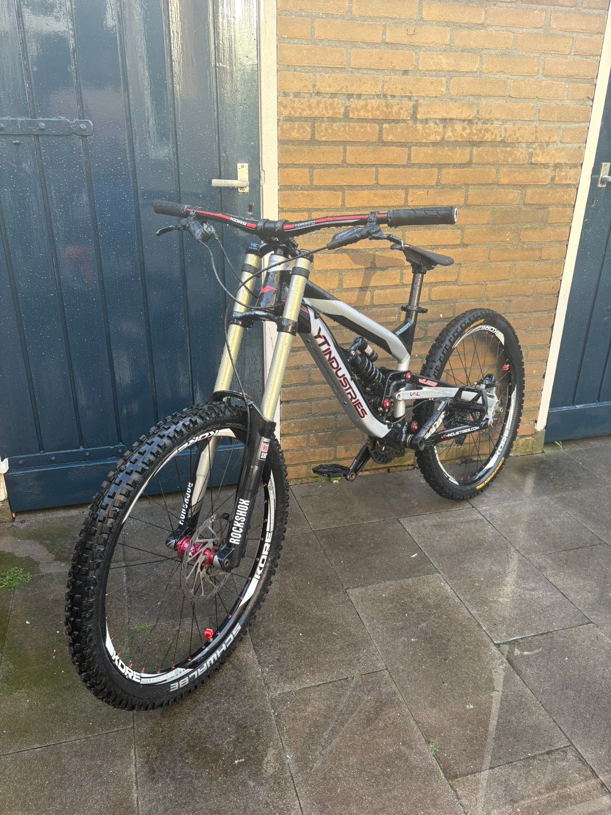 YT TUES 2.0 DH 26” | Boxxer RC | AMS  Vraagprijs: €1.850,-, Zo goed als nieuw, Schijfrem, 53 tot 57 cm, Ophalen