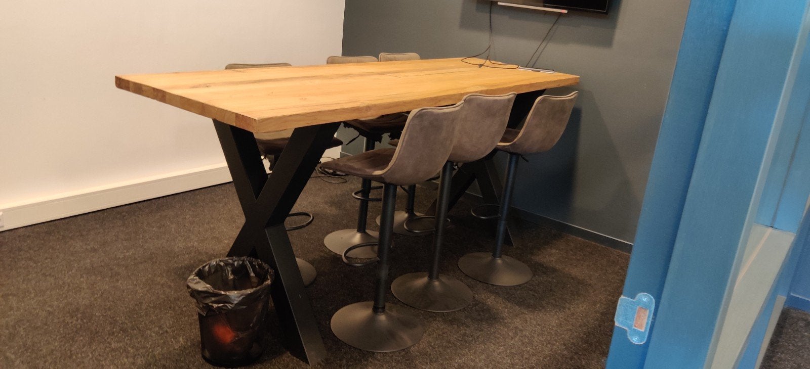 Houten vergadertafel met 4 barkrukken, Vergader- of Presentatieruimte, Ophalen, Gebruikt, Tafel