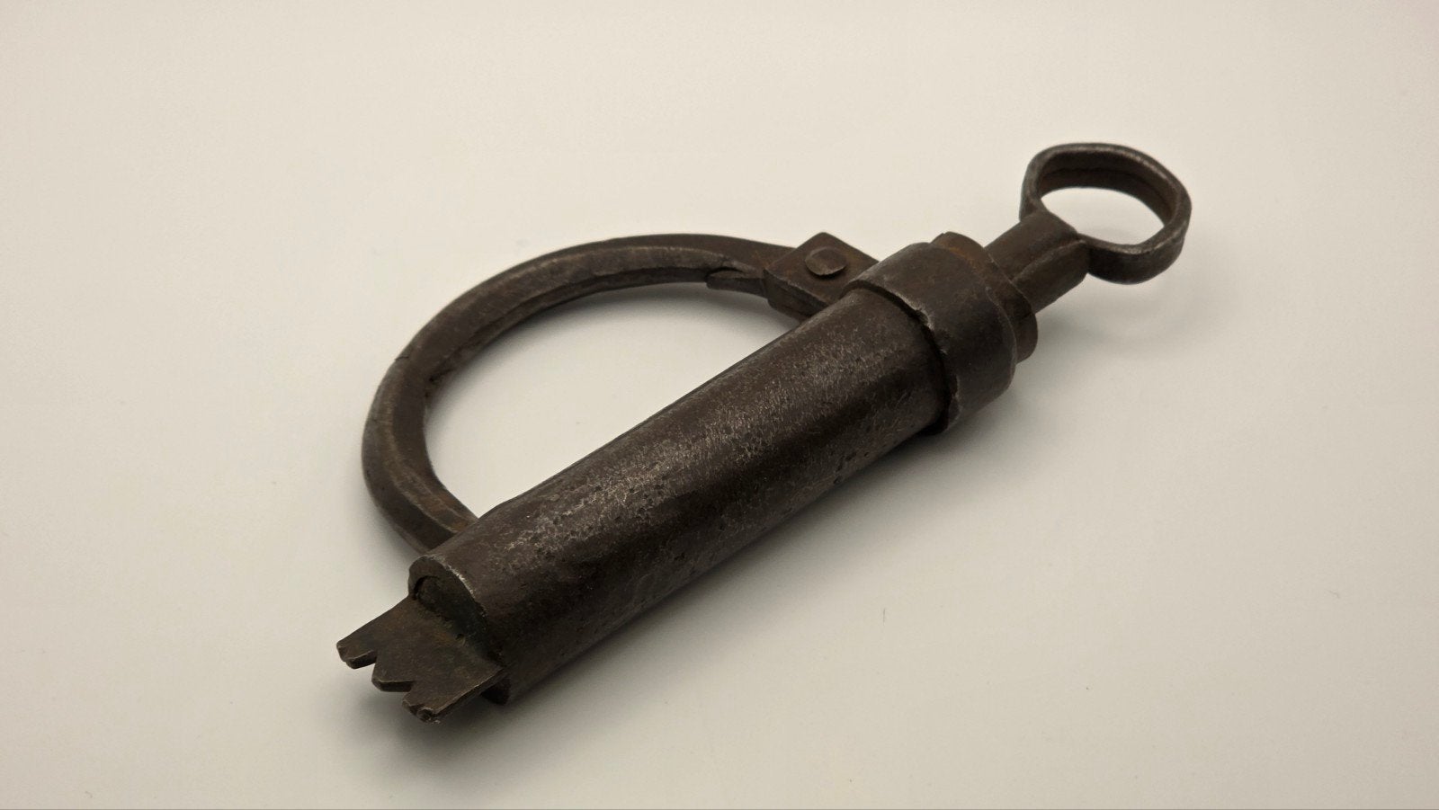Antiek handgesmeed tonslot/cilinderslot met werkende sleutel, Antiek en Kunst, Ophalen of Verzenden
