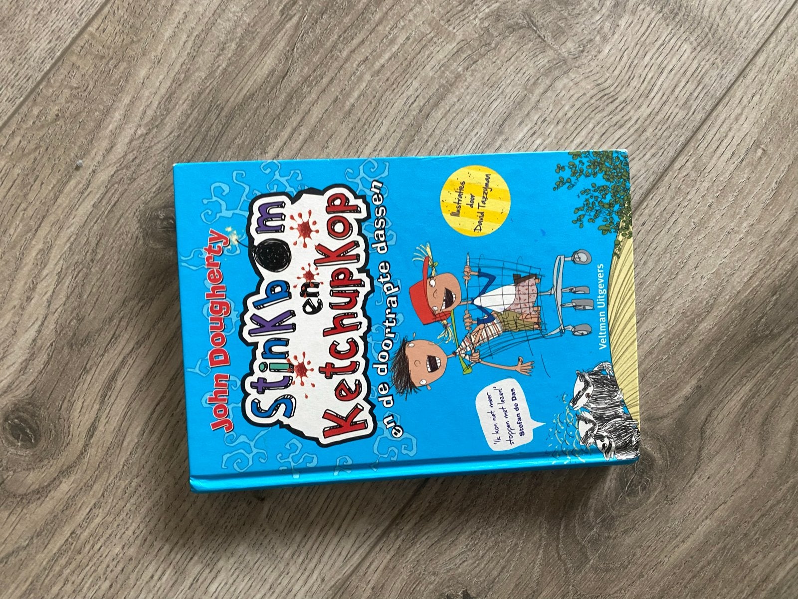 Stinkbom en Ketchupkop - John Dougherty, Boeken, Ophalen, Zo goed als nieuw, Fictie algemeen