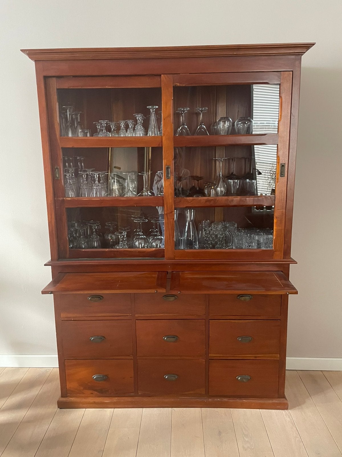 Grote mahonie buffet vitrine kast, Ophalen, Klassiek tijdloos, 200 cm of meer, Zo goed als nieuw