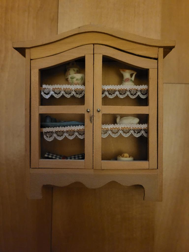 Miniatuur Poppenhuis Kastje met Servies en Decoratie, Verzamelen, Poppenhuizen en Toebehoren, Ophalen of Verzenden, Gebruikt, Poppenhuis