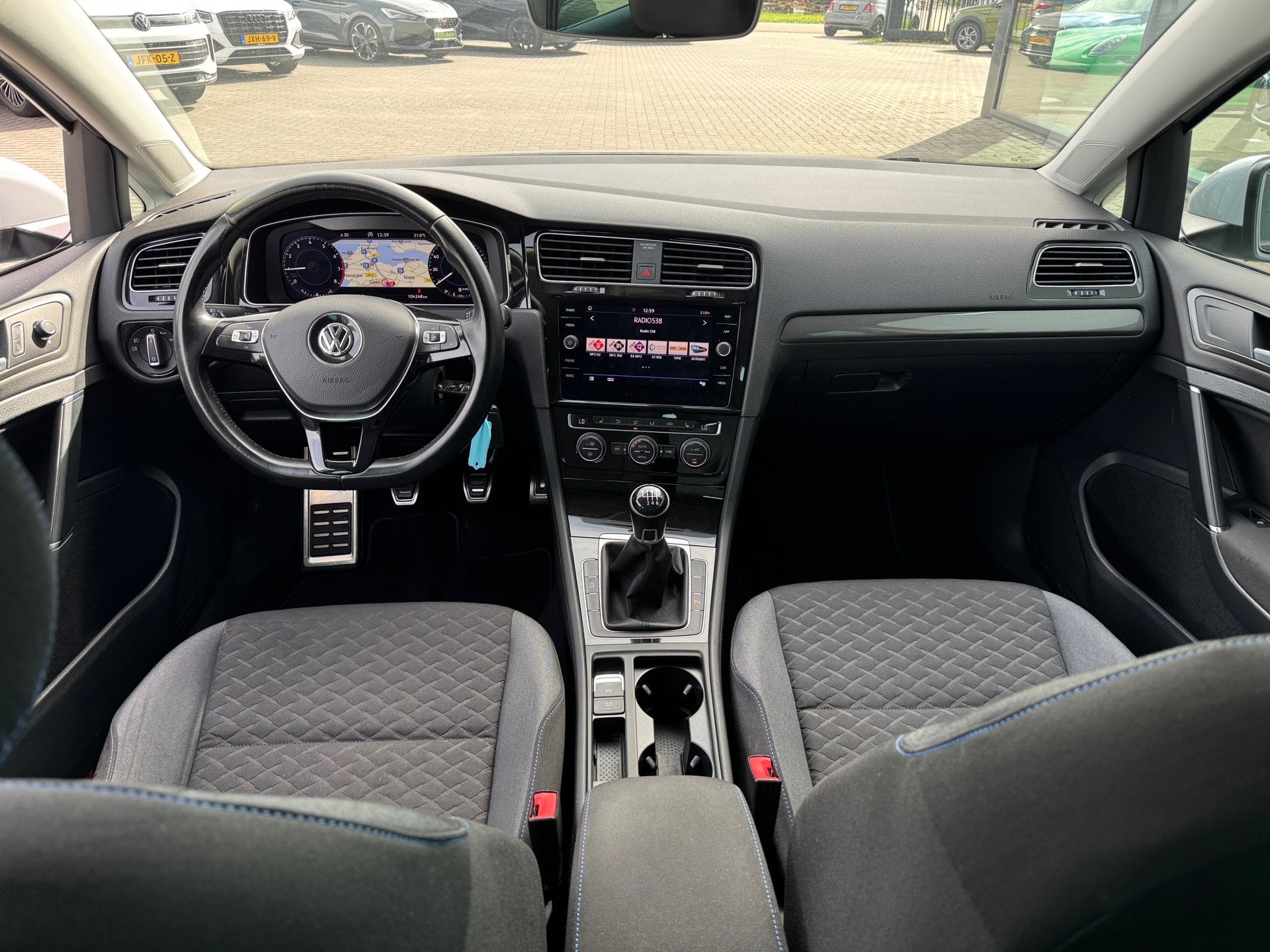 Volkswagen Golf 1.0 TSI Join * Virtual Cockpit * Navigatie *, Stof, Zwart, Met garantie (alle), Wit