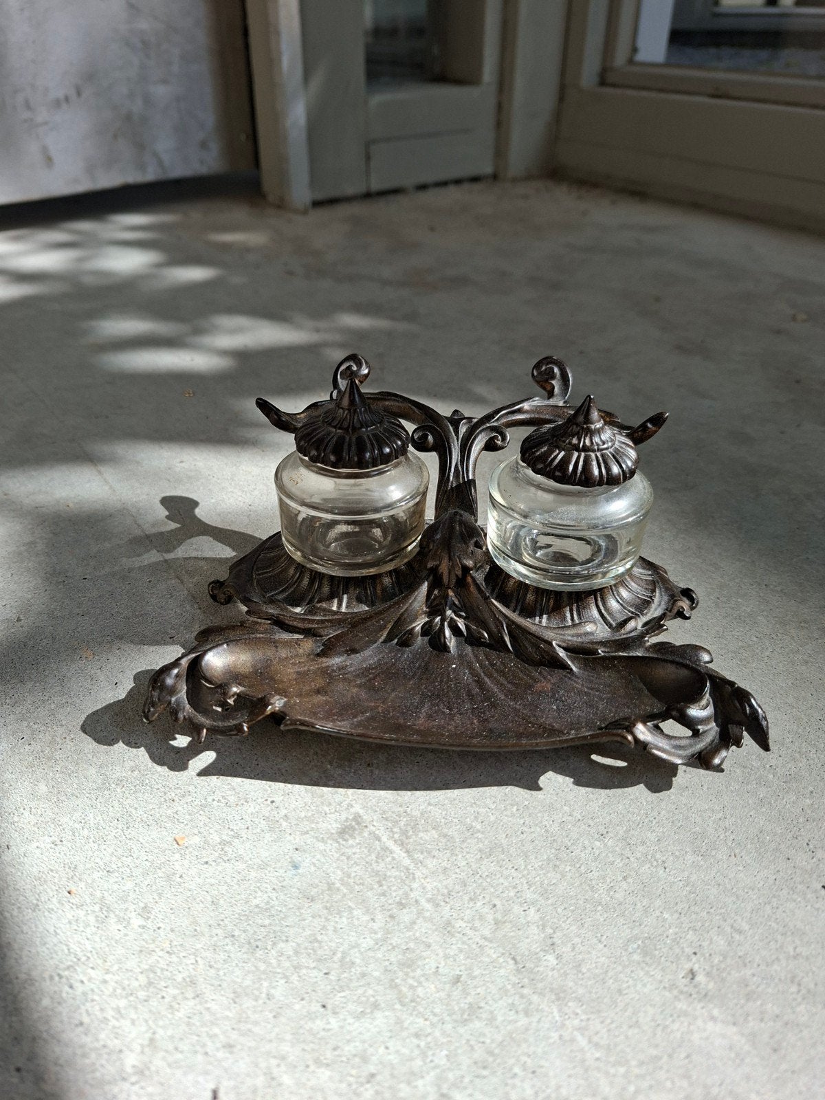 Antieke bronzen inktpot met twee glazen inktpotten, Antiek en Kunst, Ophalen of Verzenden