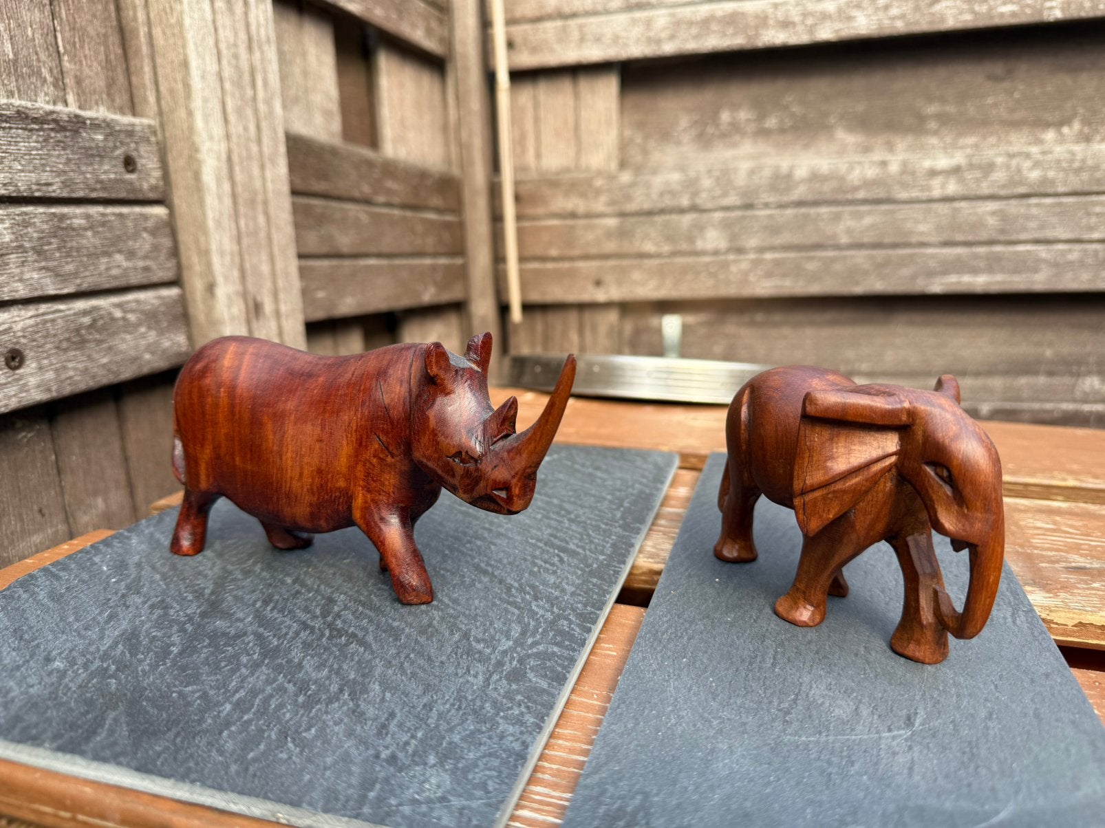 Olifant en neushoorn houtsnijwerk., Ophalen of Verzenden, Gebruikt