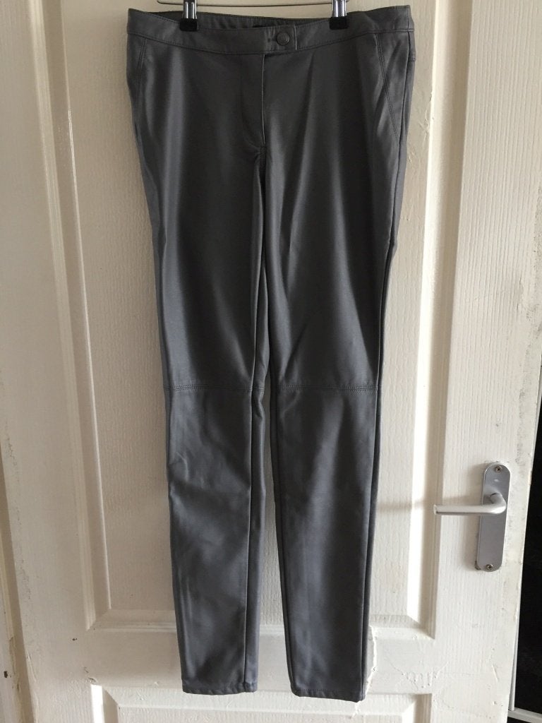 H&M faux leren broek 38, grijs. (2B19), Tweedehands verkoop, Ophalen of Verzenden, Tweedehands verkoop, Maat 38/40 (M)