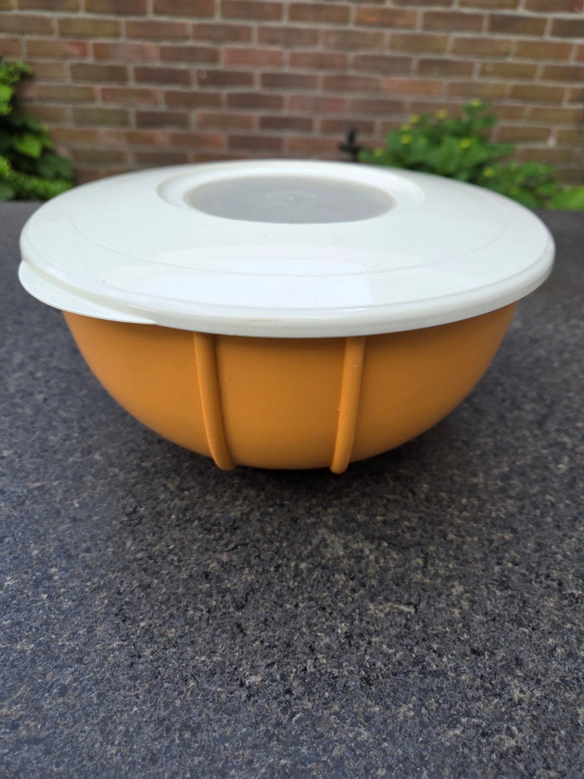 Beslagkom Tupperware kom met deksel - Oranje/Crème, Ophalen of Verzenden, Gebruikt, Crème, Bak of Kom