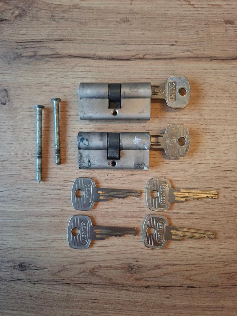 Set van 2 goed werkende Nemef cilindersloten met sleutels, Doe-het-zelf en Verbouw, Hang- en Sluitwerk, Ophalen of Verzenden, Gebruikt