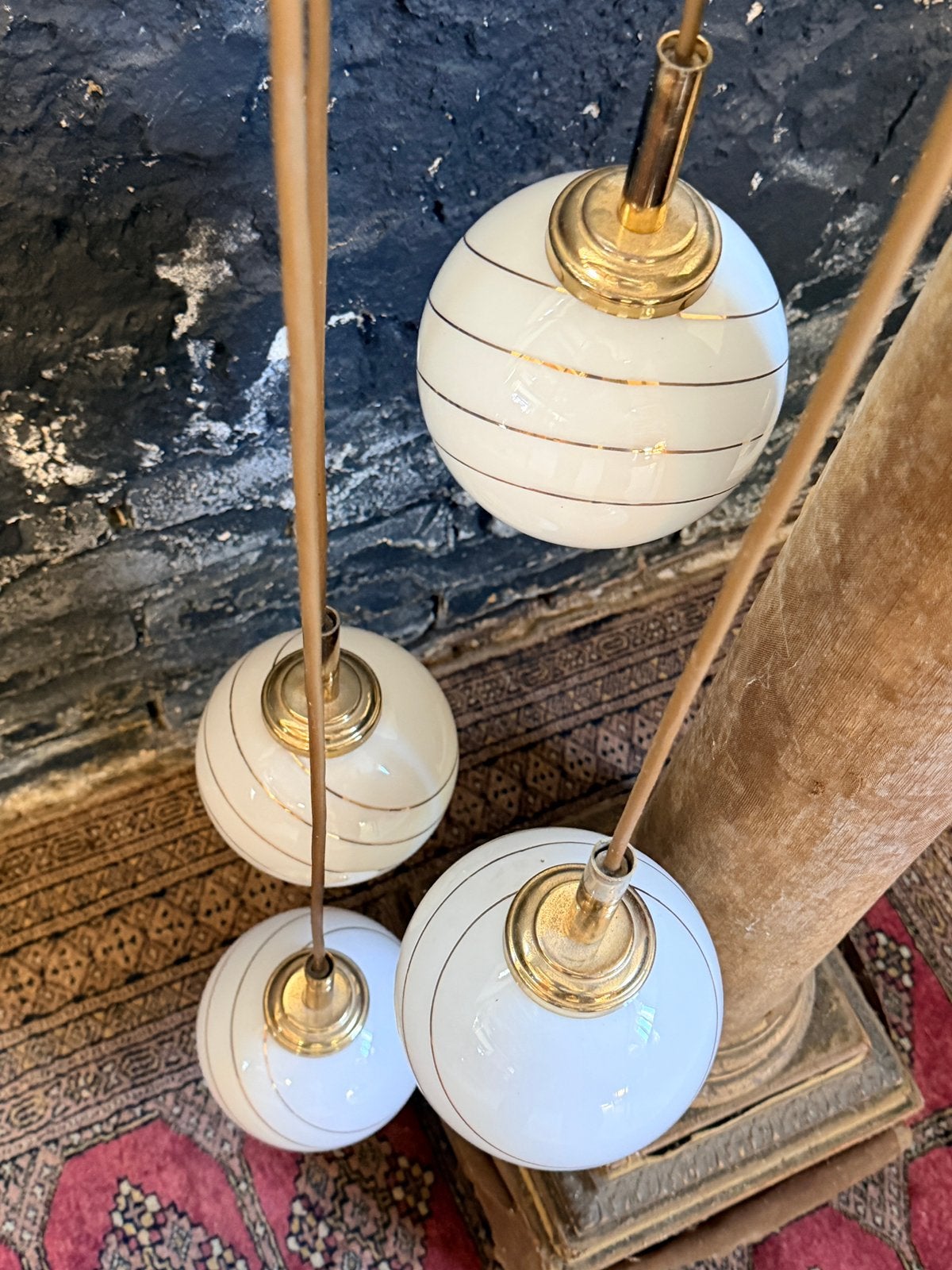 Vintage 70’s hanglamp cascadelamp messing 4 witte bollen, Huis en Inrichting, Lampen | Hanglampen, Ophalen, Gebruikt, Glas, Vintage 70's design