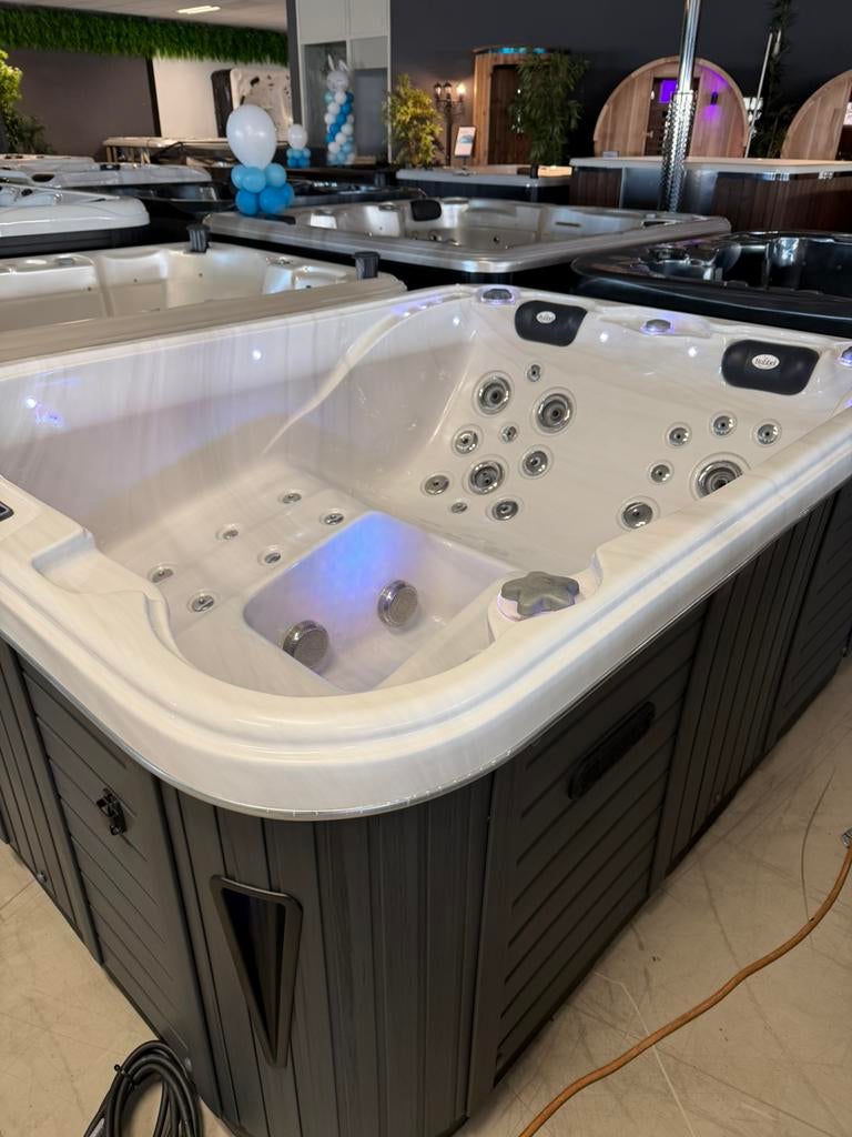 Jacuzzi Spa Passion Oxford 3 Persoons - Plug & Play 220V, Ophalen, Zo goed als nieuw, Trap, Vast