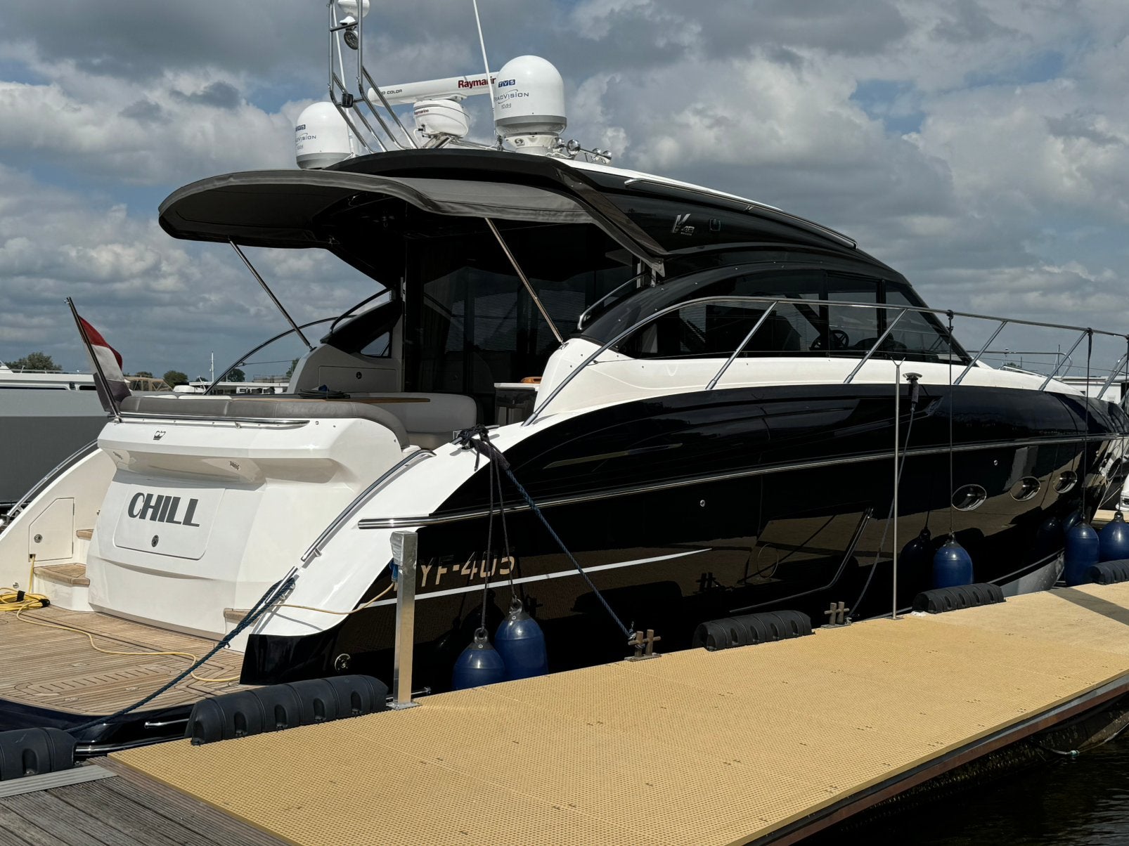 Te Huur mooie ligplaats Jachthaven Kerkdriel.