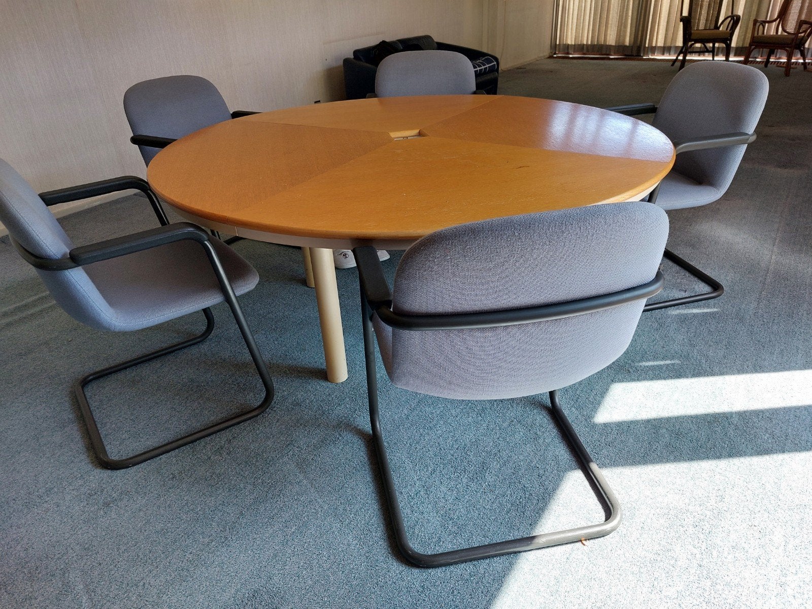 Eet- of vergadertafel met zes comfortabele stoelen, Huis en Inrichting, Tafels | Eettafels, Ophalen, Gebruikt, 150 tot 200 cm