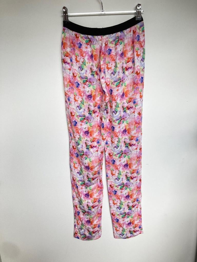 American Vintage floral broek chiffon pull on maat XS, Parc d’activités de Signes, 84 allée de Stockholm, 83870 Signes, Frankrijk.