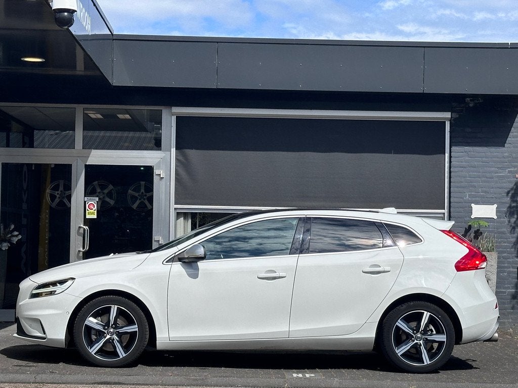 Volvo V40 1.5 T3 Polar+ Sport R-DESIGN / DOH / AUTO / PANO /, Auto's, Volvo, 4 cilinders, 700 kg, Wit, Origineel Nederlands