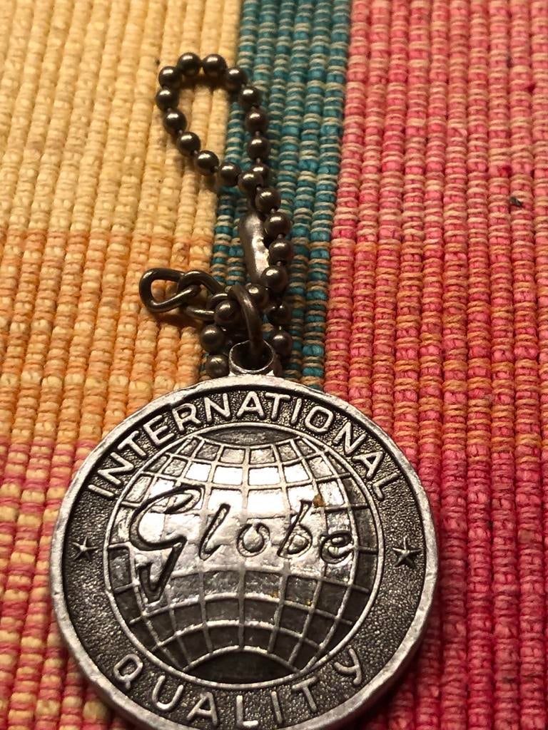 Vintage Globe International Quality bedel/sleutelhanger, Sieraden, Tassen en Uiterlijk, Bedels, Gebruikt, Overige merken, Zilver