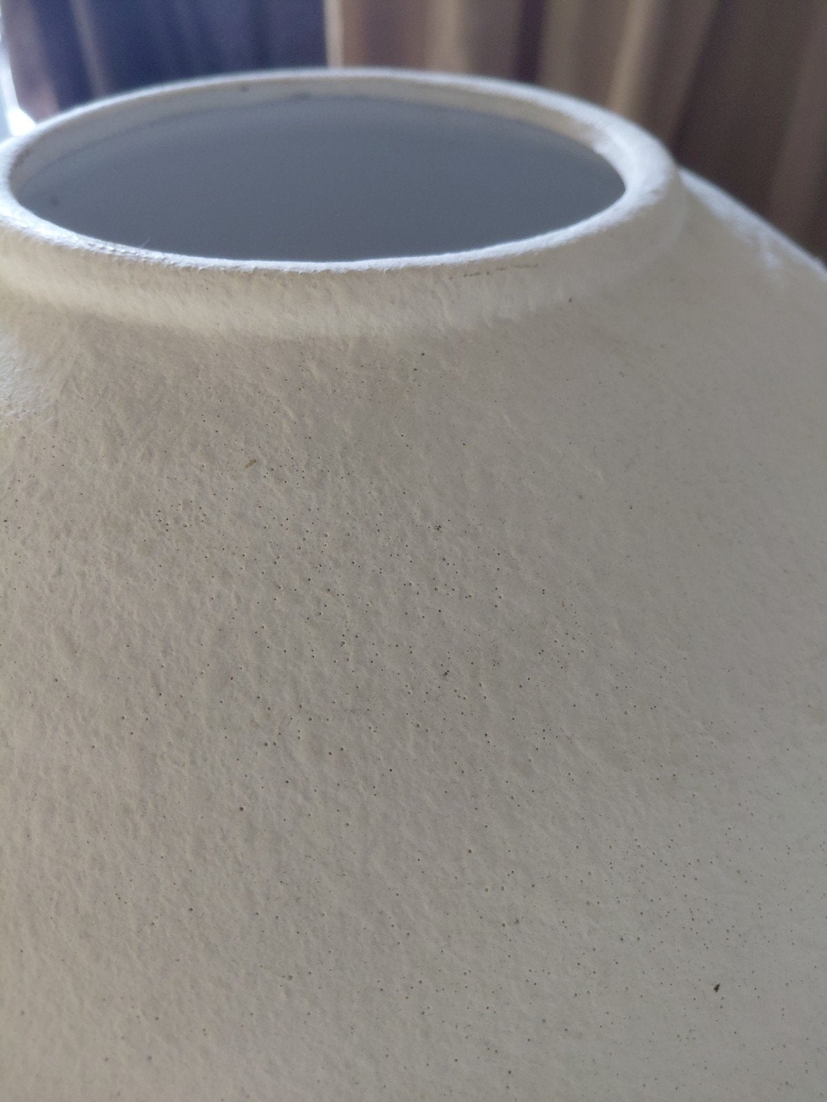 Bolvormige mooie vaas in witte krijtverf look, Ophalen, Wit