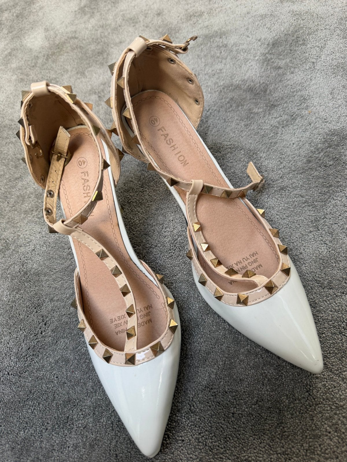 Witte puntige ballerina's met studs, maat 40, Kleding | Dames, Verzenden, Zo goed als nieuw, Wit, Ballerina's