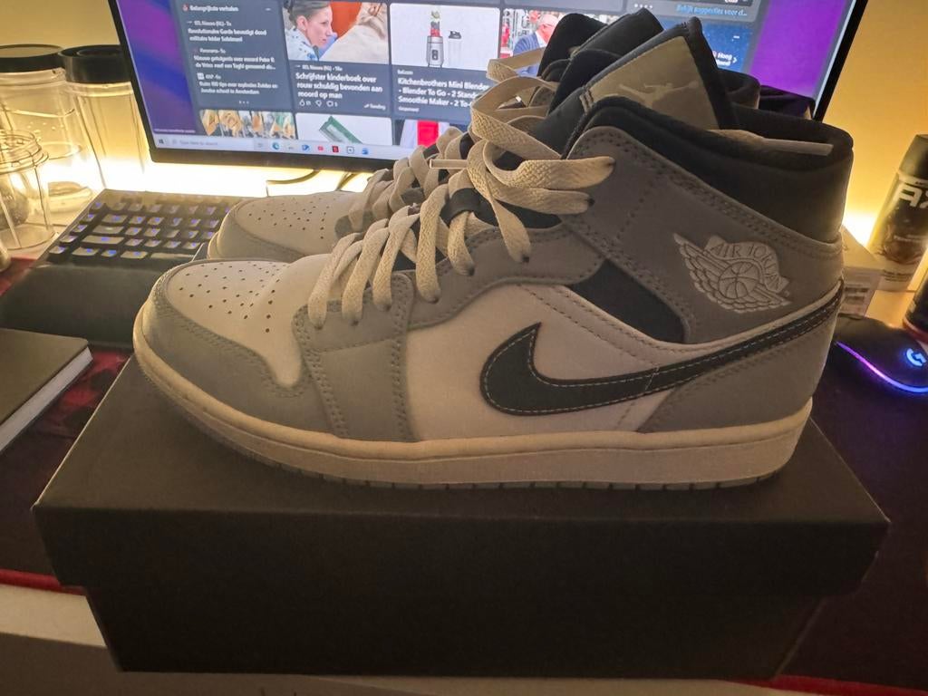 Nike jordan 1 mid smoke grey maat 42,5, Kleding | Heren, Schoenen, Ophalen of Verzenden, Zo goed als nieuw, Overige kleuren