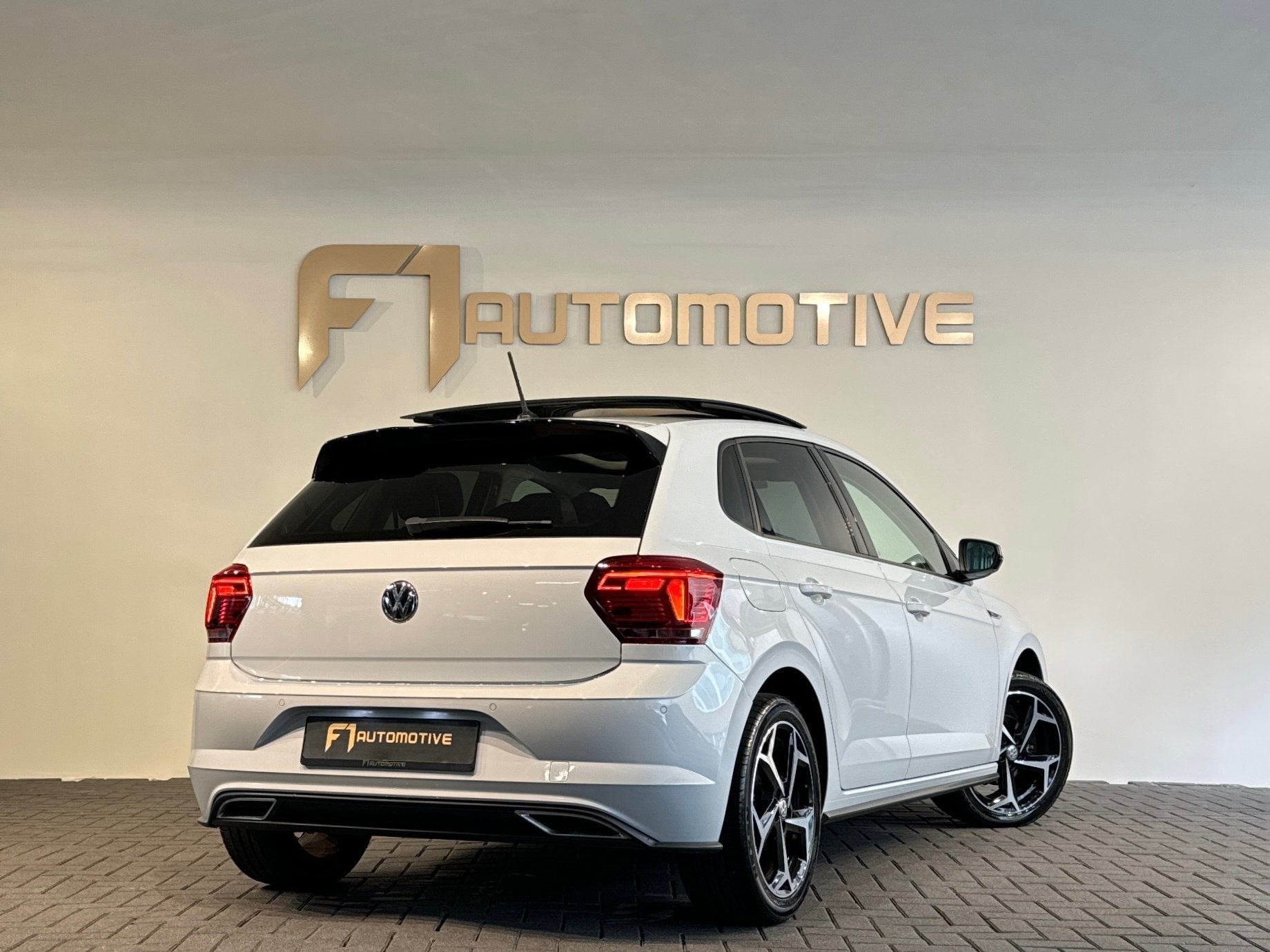 Volkswagen POLO 1.0 TSI Highline Pano|CarPlay|Blindspot, Auto's, Dealer onderhouden, 116 pk, Wit, Bedrijf