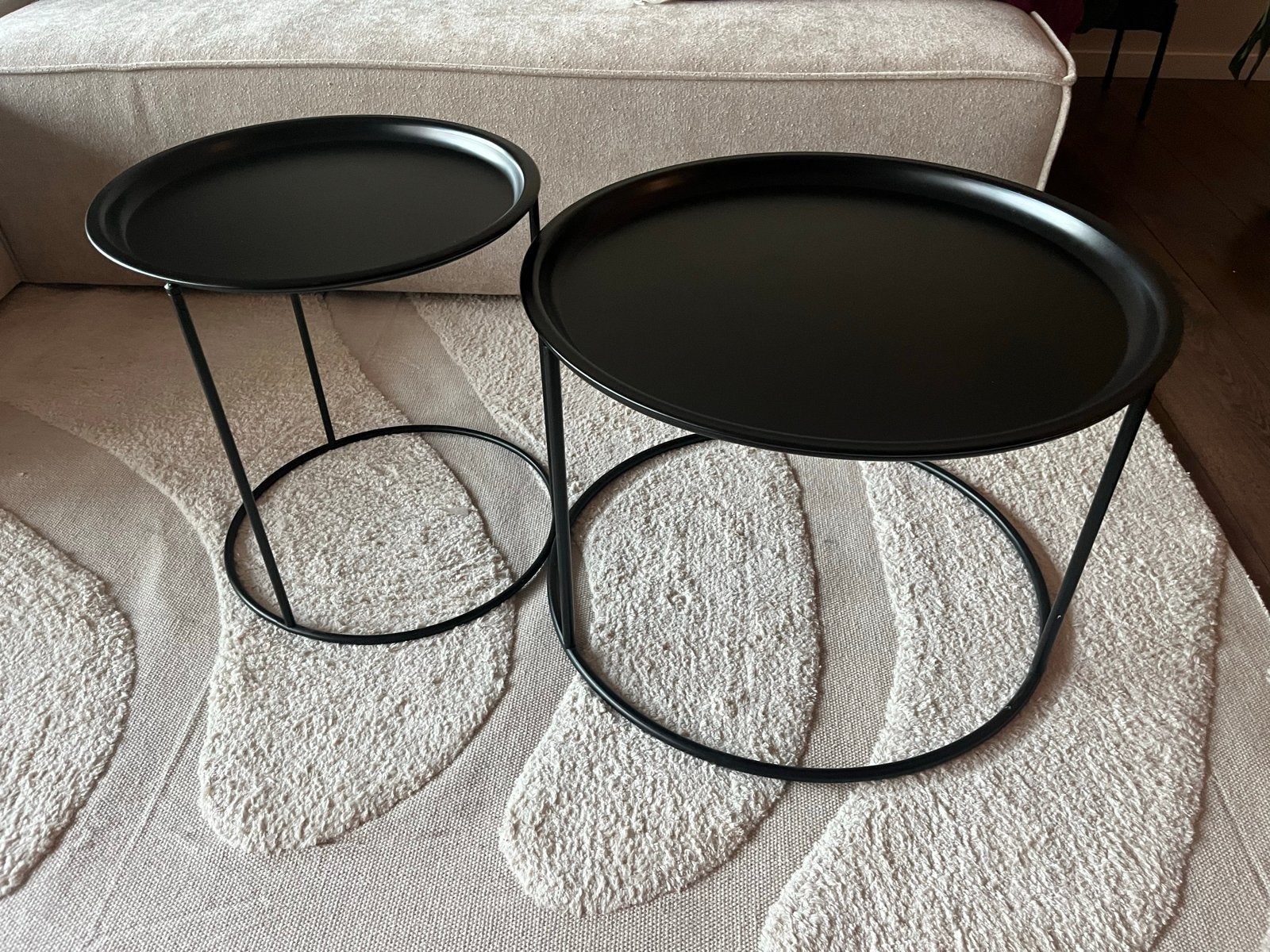 2 zwarte salontafels / bijzettafels van Woood, Ophalen, Gebruikt, Rond, 50 tot 100 cm