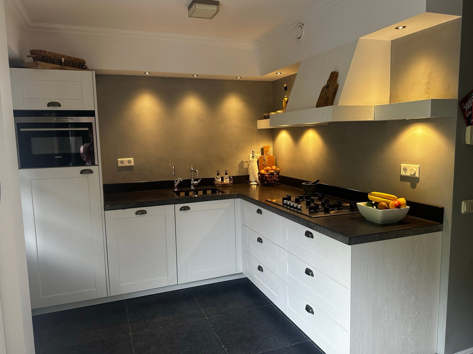 Landelijke keuken in L-vorm, Huis en Inrichting, Keuken | Complete keukens, Gebruikt, Wit, Hoekkeuken, Graniet of Steen