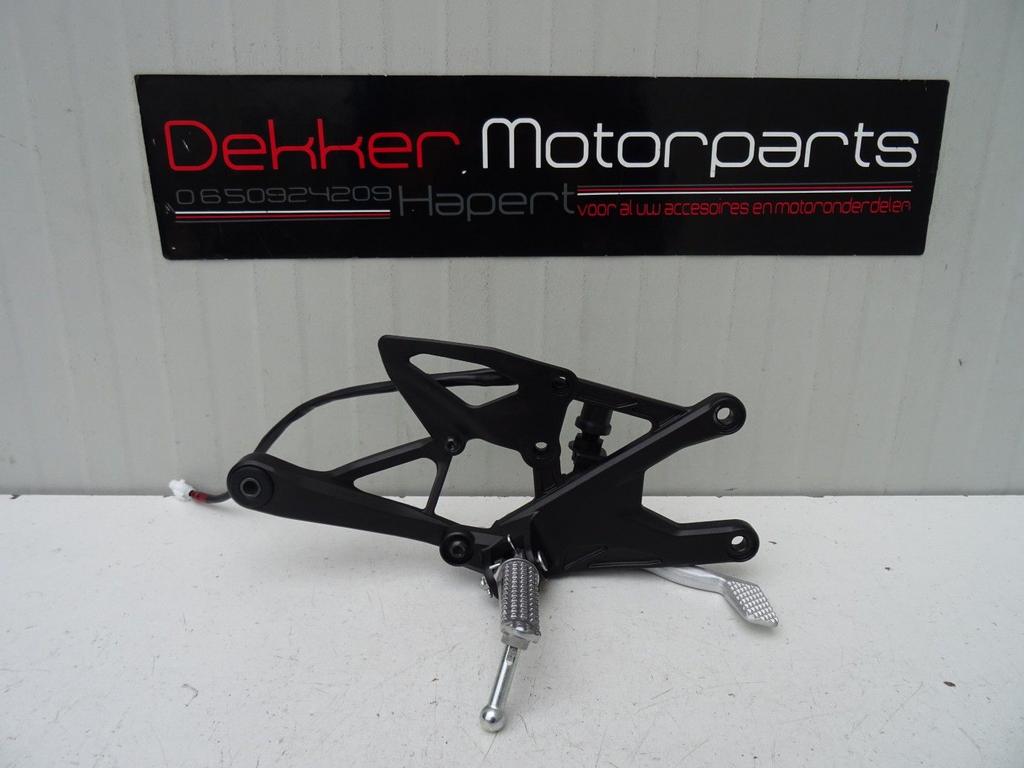 Remset / Rechter Voetsteun Yamaha YZF R1 / M 2015-2020-2025, Motoren, Onderdelen | Yamaha, -, -, Nieuw, Ophalen of Verzenden