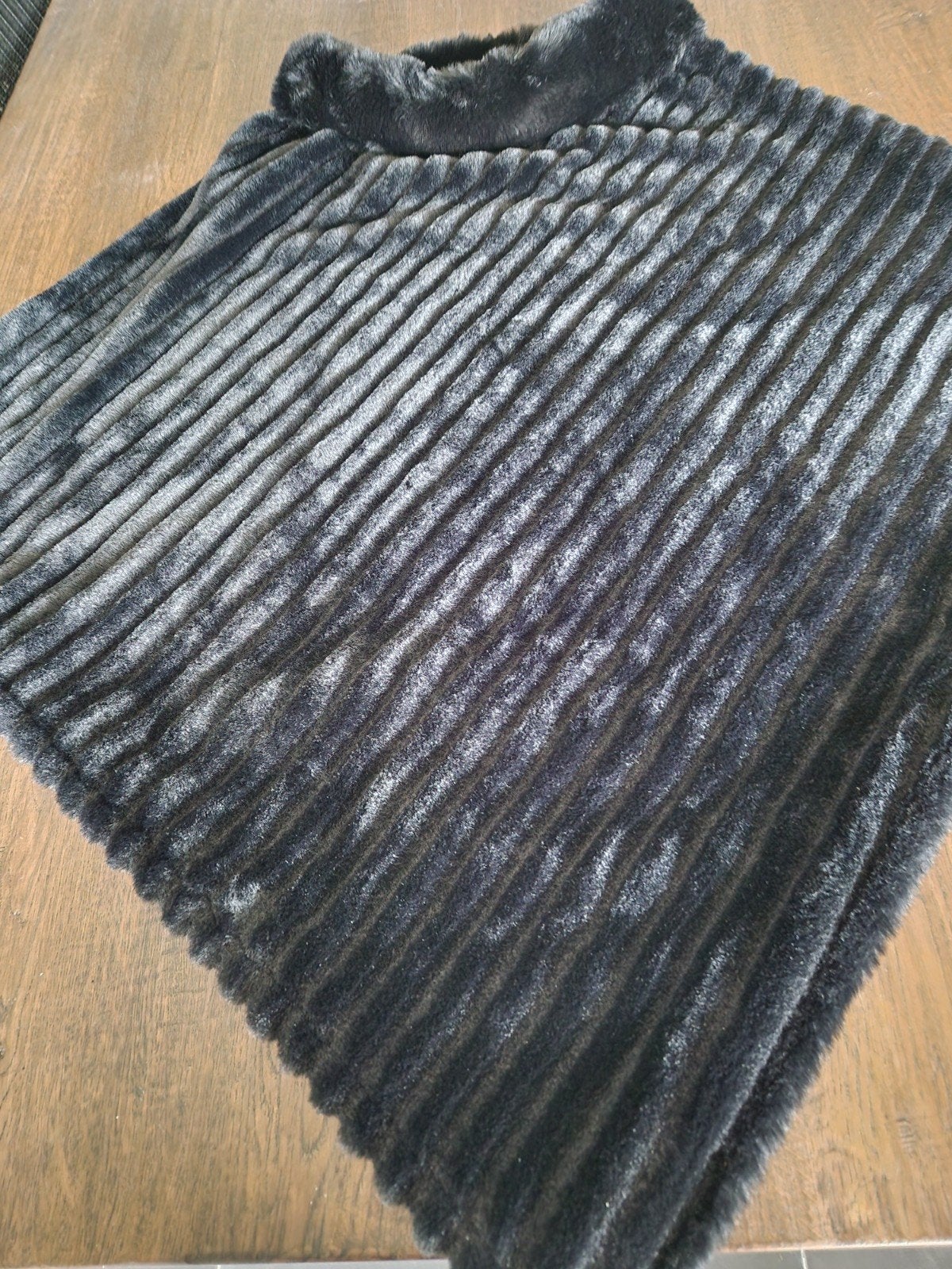 Zwarte pluizige poncho, Ophalen of Verzenden, Nieuw
