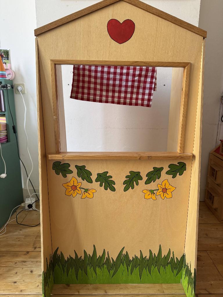 Houten poppentheater, Ophalen