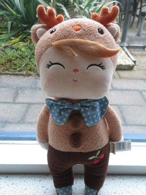 Mooie pop rendier merk METOO meet ca 34 cm kersjes op broek, Overige typen, Ophalen of Verzenden, Zo goed als nieuw, Middelgroot (20 tot 80 cm)