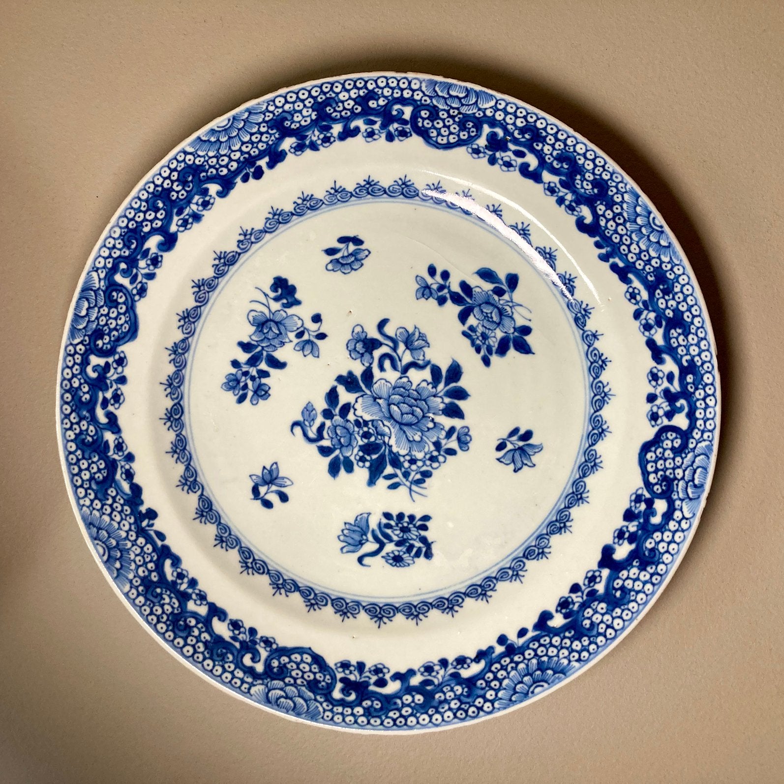 Chinees porseleinen bord, Qianlong 18e eeuw, Antiek en Kunst, Ophalen of Verzenden