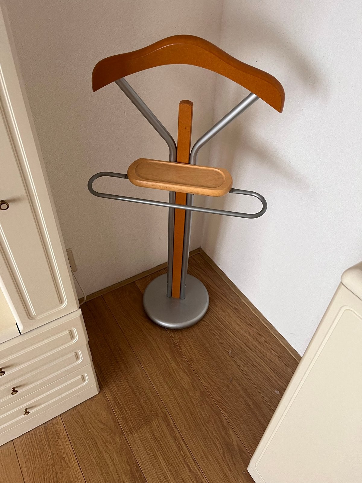 Kledingrek / Valet Stand van hout en metaal, Ophalen, 100 tot 150 cm, Zo goed als nieuw, Staande kapstok