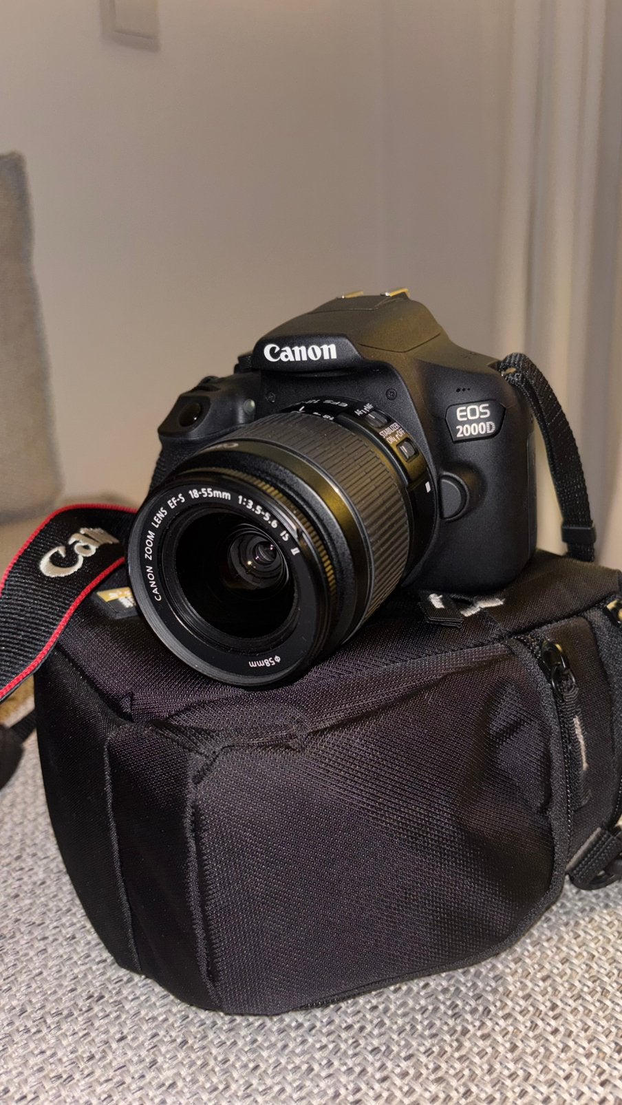 Canon EOS 2000D + 18-55mm kitlens, tas, oplader & SD-kaart
