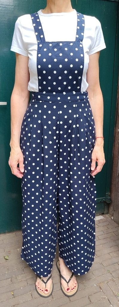 Salopette Tuinbroek marineblauw witte noppen maat 38 vintage, Kleding | Dames, Broeken en Pantalons, Zo goed als nieuw, Maat 38/40 (M)