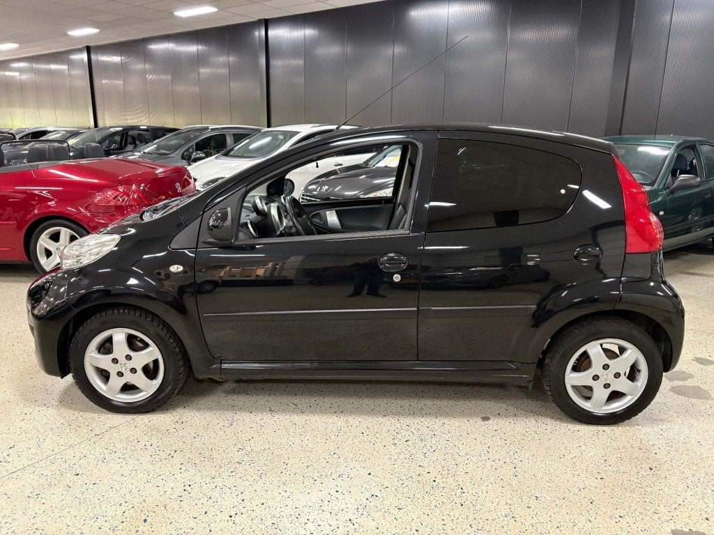 Peugeot 107 1.0-12V BLACK & SIL. AIRCO / LEDER/ALCANTARA / L, Voorwielaandrijving, Euro 5, Gebruikt, 4 stoelen