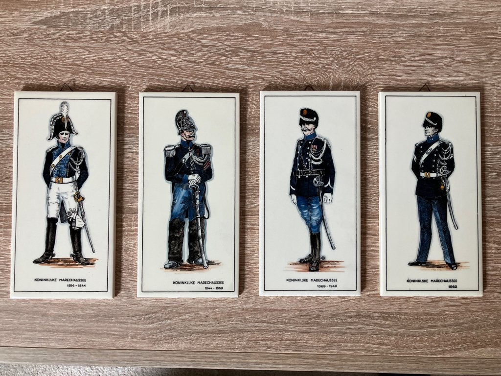 4x Tegel met Ceremoniele Kleding KMAR door de jaren heen , Ophalen of Verzenden, Marechaussee, Nederland, Overige typen