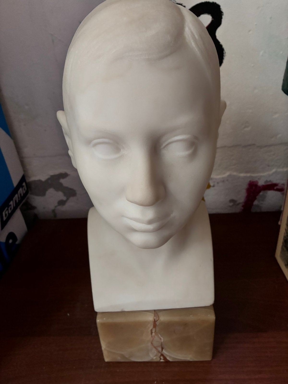 Sculptuur buste jongen op sokkel, Ophalen, Zo goed als nieuw