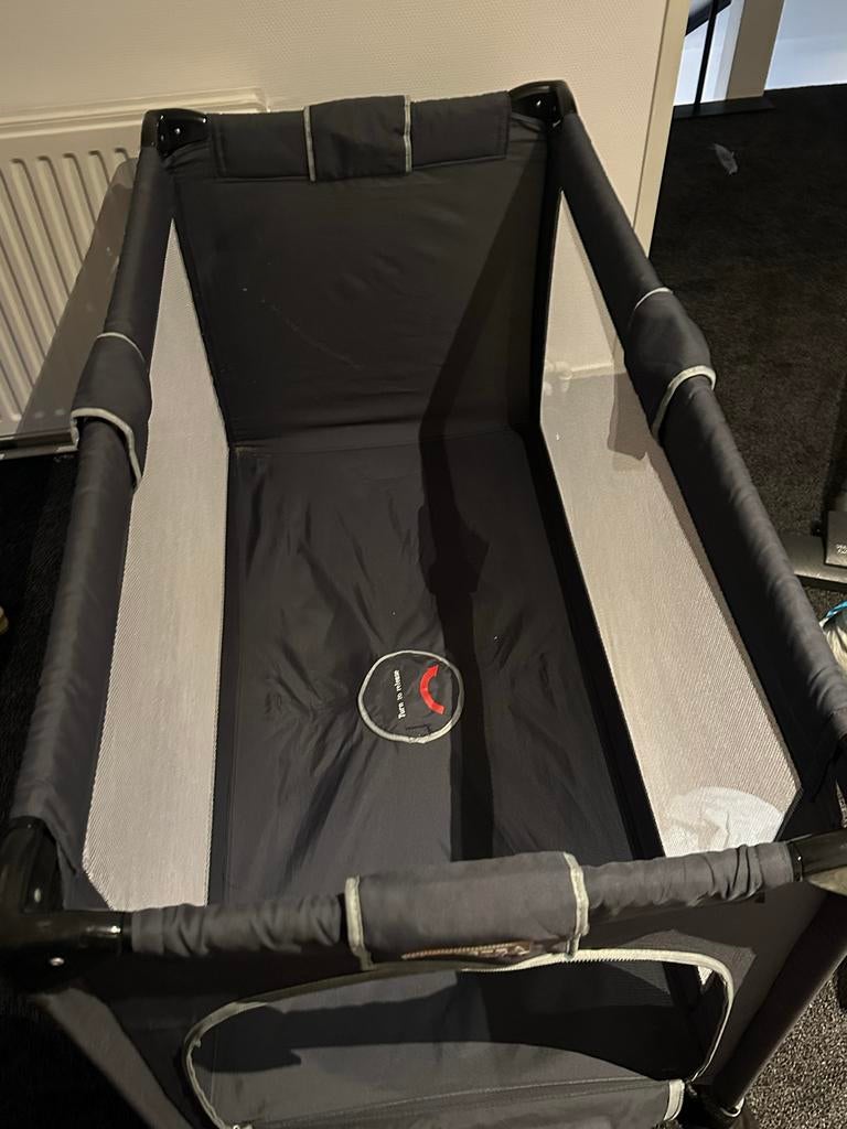 Compact en opvouwbaar campingbedje/box, Kinderen en Baby's, Boxen, Zo goed als nieuw, Rechthoekig, Ophalen of Verzenden