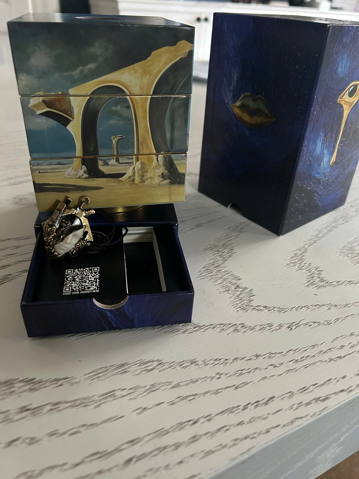 Ticketbox tomorrowland 2026 met hanger en leren ketting, Eén persoon