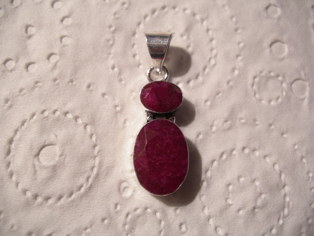 Een Zilveren ketting + Zilveren Hanger met facet Ruwe Robijn, Sieraden, Tassen en Uiterlijk, Antieke sieraden, Verzenden, Zilver