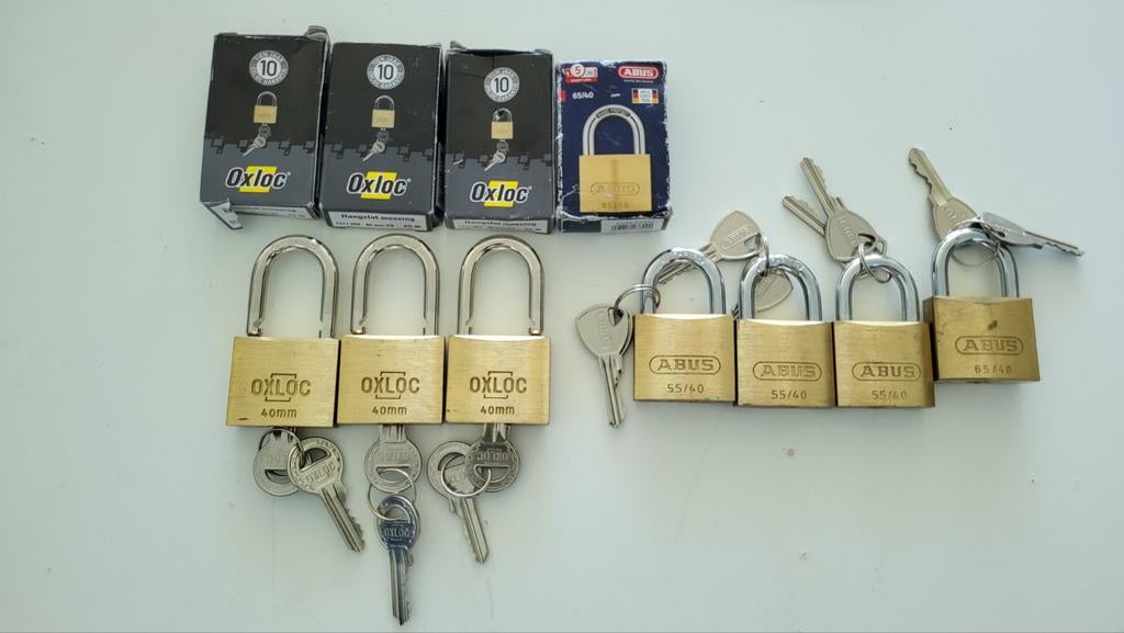 Diverse hangsloten: Oxloc en Abus, messing en staal, Doe-het-zelf en Verbouw, Hang- en Sluitwerk, Ophalen, Gebruikt, Koper of Messing