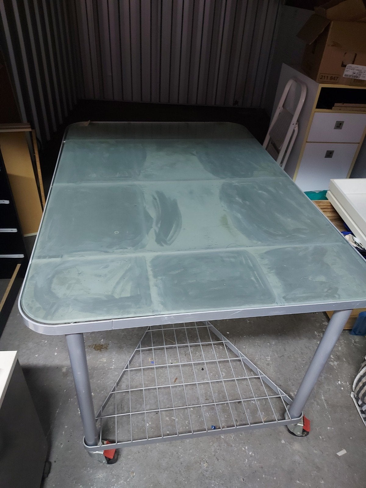 Glazen tafel met metalen onderstel en wieltjes, Huis en Inrichting, Ophalen, Gebruikt, 100 tot 150 cm, 50 tot 100 cm