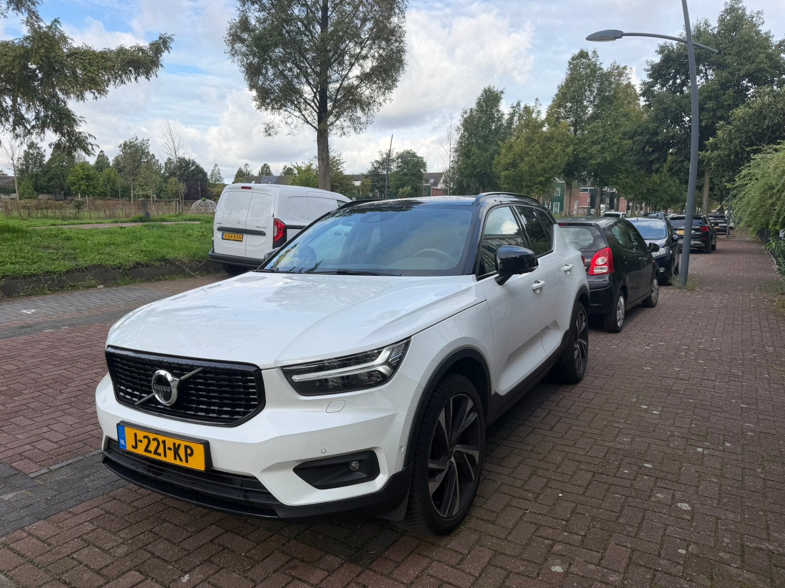 Volvo XC40 T2 129pk Geartronic 2020 Wit, Auto's, Dealer onderhouden, 1525 kg, Zwart, 129 pk
