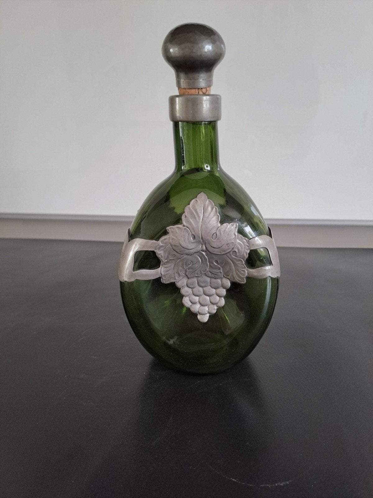 Antieke Groene Glazen Wijnkaraf met Tinnen Druivenversiering, Ophalen of Verzenden